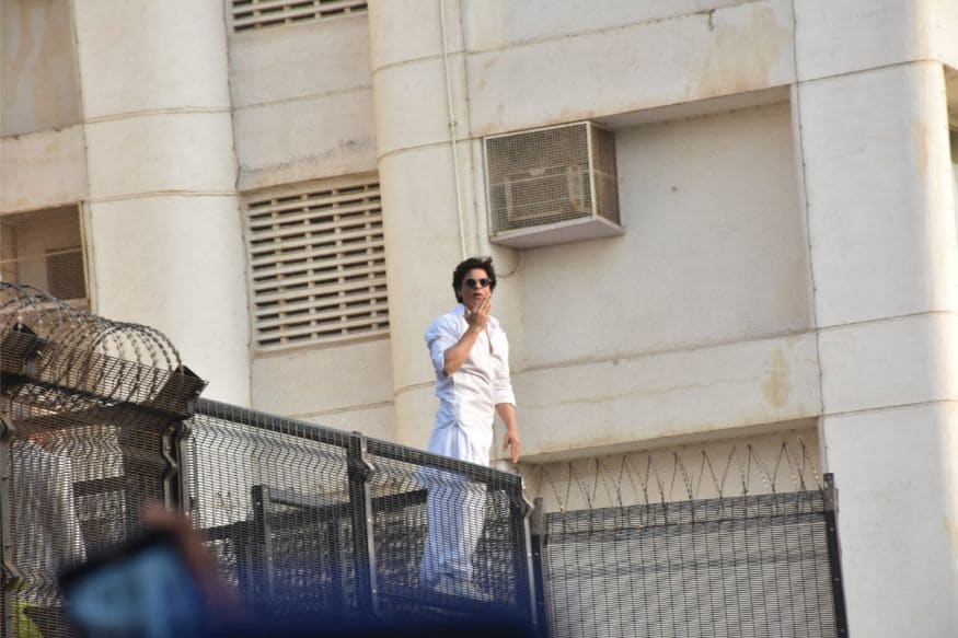 Eid al-Fitr 2019: Shah Rukh Khan Greets Fans Outside Mannat on Eid - News18