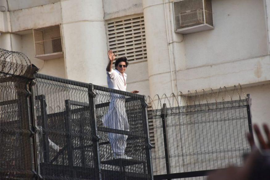 Eid al-Fitr 2019: Shah Rukh Khan Greets Fans Outside Mannat on Eid - News18