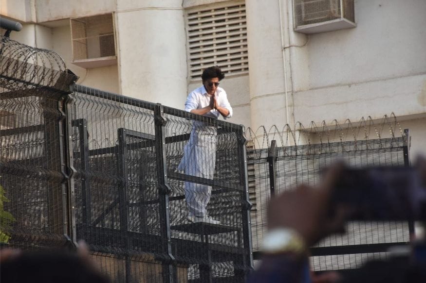 Eid al-Fitr 2019: Shah Rukh Khan Greets Fans Outside Mannat on Eid - News18