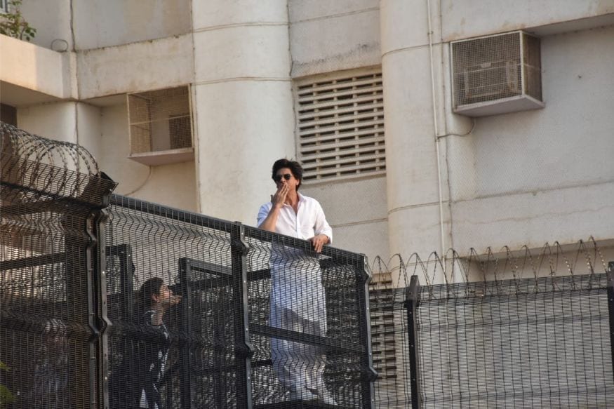 Eid al-Fitr 2019: Shah Rukh Khan Greets Fans Outside Mannat on Eid - News18