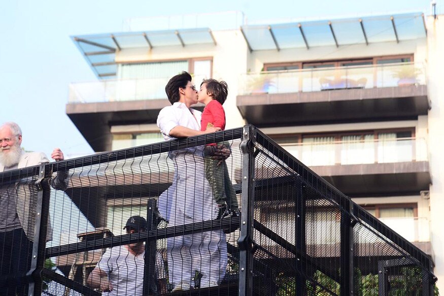 Eid al-Fitr 2019: Shah Rukh Khan Greets Fans Outside Mannat on Eid - News18