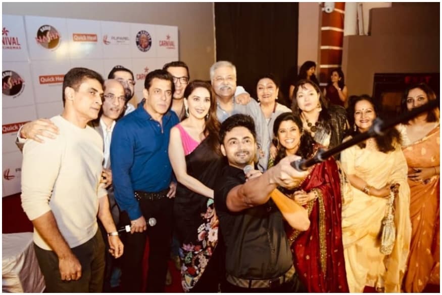 Salman Khan, Madhuri Dixit, Renuka Shahane in an Epic Selfie to Mark 25 ...