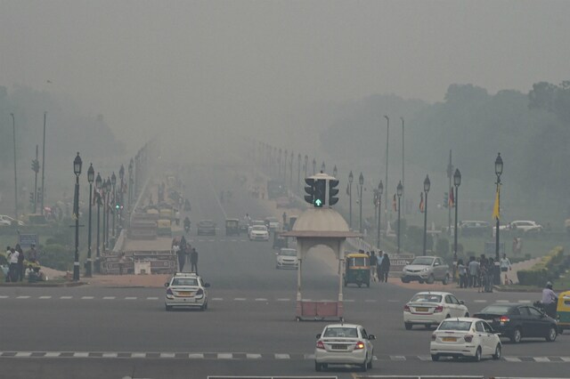 A view of  Rajpath shrouded in smog in New Delhi. (PTI)