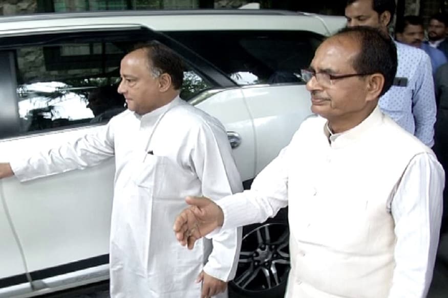 Day after Staging Dharna, Digvijaya Singh's MLA Brother Meets Chouhan, Dubs it as 'Courtesy Call'