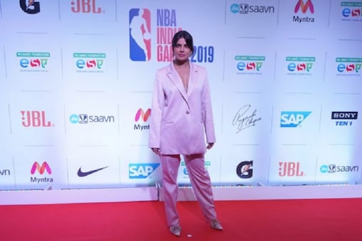 Priyanka Chopra پᴧҹ͹Ѻ͹Ѻ NBA India Games 2019  