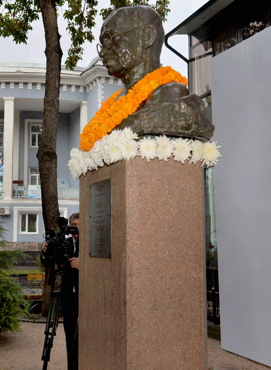 PHOTOS Mahatma Gandhi's Famous Statues Across the World Photogallery
