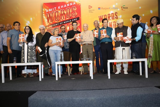 Filmmaker Amit Khanna along with top Bollywood celebs during the launch of his book in Mumbai (Credit: Simantini Dey/News18) Filmmaker Amit Khanna along with top Bollywood celebs during the launch of his book in Mumbai (Credit: Simantini Dey/News18)