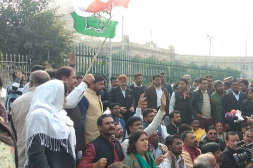 Congress workers protest outside UP assembly against the recent Unnao rape case. The victim succumbed to burn injuries on Saturday (News18)