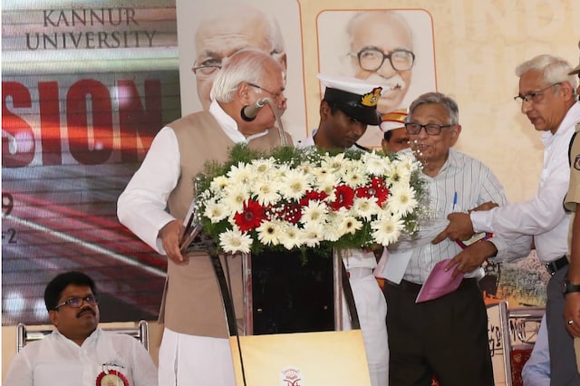 Historian Irfan Habib (in white shirt) on the stage as Kerala Governor Arif Mohamed Khan speaks at the Indian History Congress at Kannur University. (Image credit: Twitter@KeralaGovernor).
