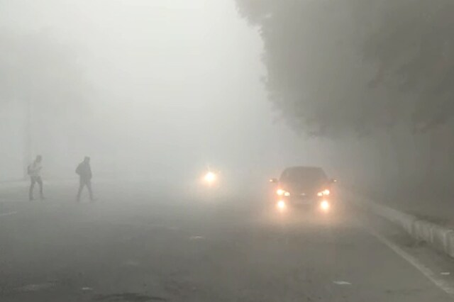 Delhi Clouded by Severe Fog and 'Very Poor' AQI, Likely to Rain Today