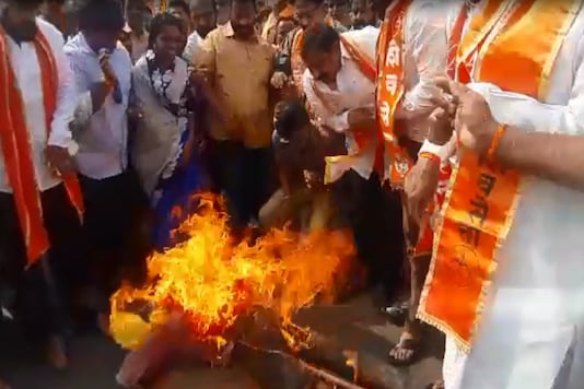 Video grab of Shiv Sena workers burning Karnataka CM BS Yediyurappa's effigy during a protest in Kolhapur. (News18) Video grab of Shiv Sena workers burning Karnataka CM BS Yediyurappa's effigy during a protest in Kolhapur. (News18)