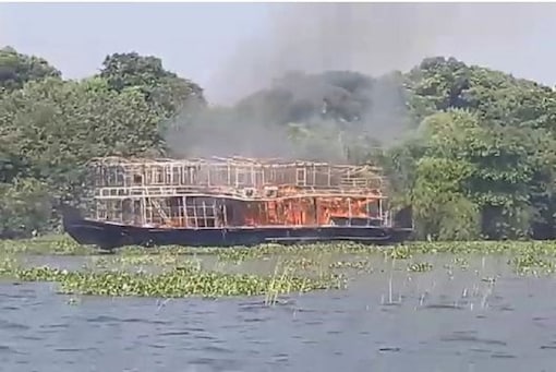 Video grab of the house boat on fire (CNN News18)