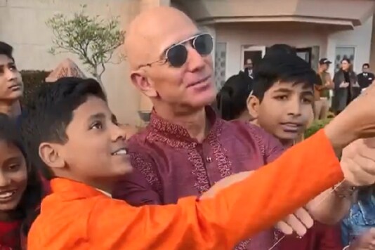 Makar Sankranti 2020 Amazon Ceo Jeff Bezos Flies Kites With Children In Delhi