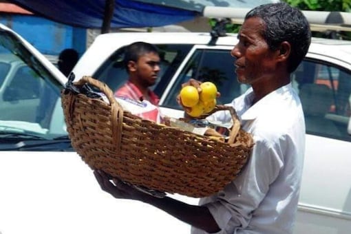 Fruit Seller Who Earns Rs 150 a Day Wins Padma Shri for Providing Education to Children