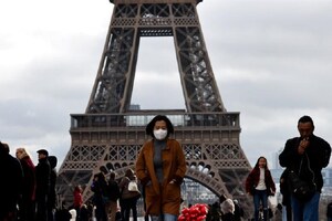 Eiffel Tower Reopens to Tourists After 3-Month of COVID-19 Shutdown