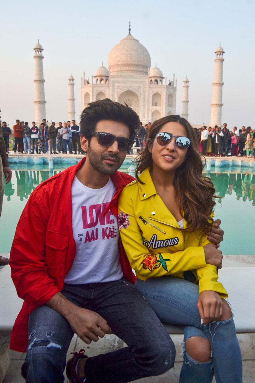 Urvashi Rautela poses with Taj Mahal | Indiablooms - First Portal on  Digital News Management