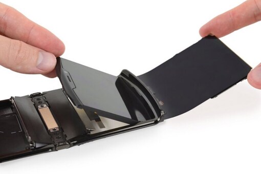 The good folks over at iFixit have done a teardown of the new Moto Razr and given it a repairability score of 1 out of 10. (Image: iFixit)