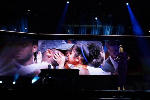 Jennifer Hudson performs a tribute to Kobe Bryant and Gianna Bryan (Photo Credit: Reuters) 