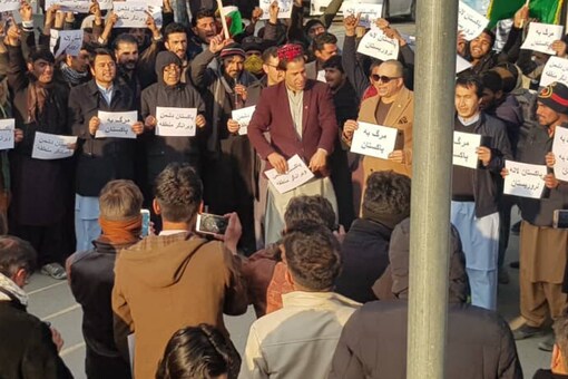 Protesters in Kabul outside the Pakistan Mission demanded the release of Pashtun leader Manzoor Pashteen. (News18)