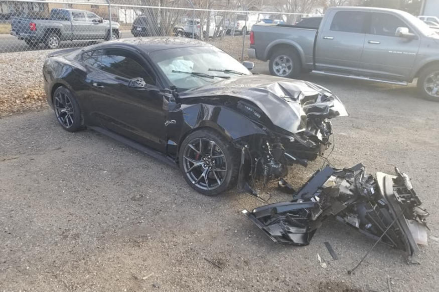 Una estación de servicio choca con un Ford Mustang en un intento por agregar más potencia al Muscle Car mustang crash Una estación de servicio choca con un Ford Mustang en un intento por agregar más potencia al Muscle Car