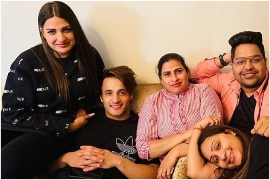 Pics of Asim Riaz Bonding with Himanshi Khurana and Her Mother in Chandigarh Go Viral - News18
