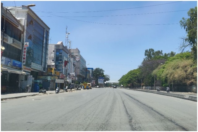 A deserted stretch in Bengaluru during the nationwide lockdown to control the spread of coronavirus. (News18)