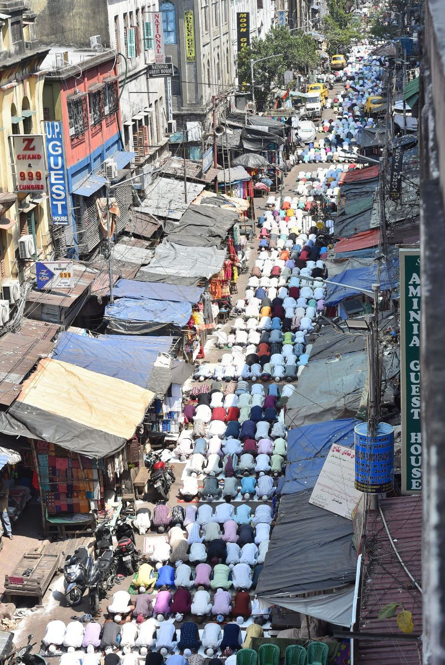  Muslims offer Friday prayers on a road in front of Nakhoda mosque amid growing scare of coronavirus pandemic, in Kolkata. (Image: PTI)