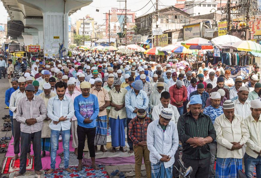  Muslims offer prayers amid coronavirus pandemic, in Patna. (Image: PTI)