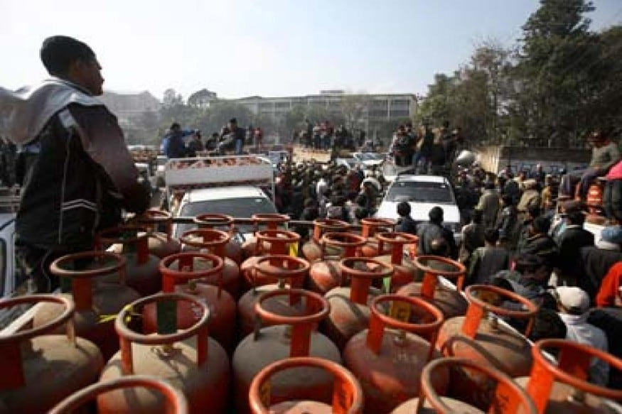 Oil Firms to Give Rs 5 Lakh Ex-gratia for Delivery Boys, Others Working in LPG Supply Chain
