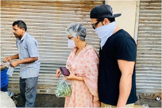 COVID-19: Paras Chhabra Buys Vegetables with Mother as Both Cover Faces