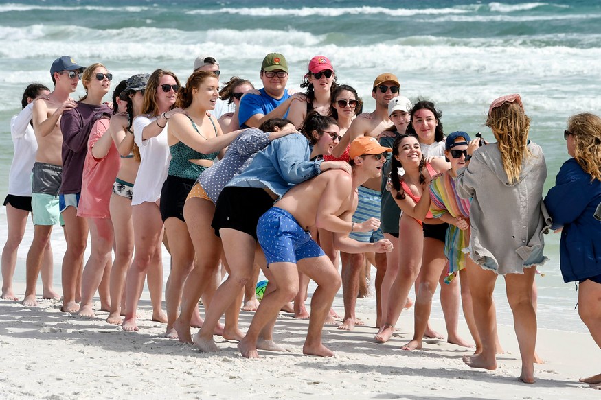 photos spring breakers crowd florida beaches despite