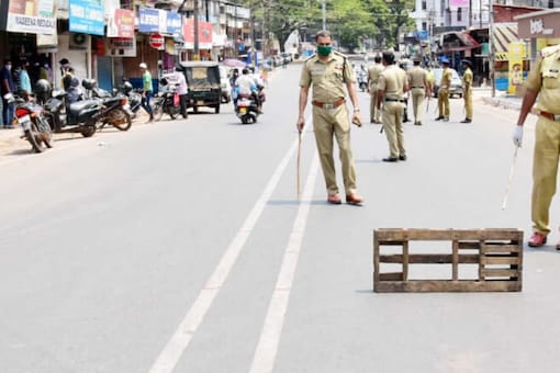 Policemen keep vigil on a road in Kerala during the lockdown. (News18) 