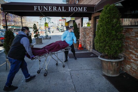 Employees deliver a body at Daniel J. Schaefer Funeral Home in the Brooklyn borough of New York. The company is equipped to handle 40-60 cases at a time. But amid the coronavirus pandemic, it was taking care of 185. (Image: AP)