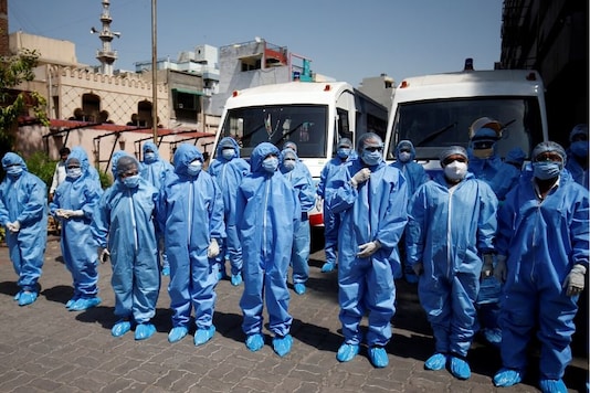 In this representative photo, doctors wearing protective suits are informed before starting to collect swabs from people in home quarantine to detect coronavirus disease (COVID-19) in a neighborhood. REUTERS / Amit Dave