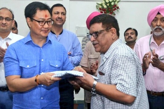Ashok Diwan (R) and Kiren Rijiju (Photo Credit: @KirenRijiju)