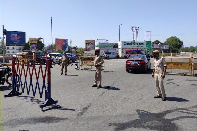 Policemen guard a near-empty crossing in Lucknow.  (News18: Qazi Faraz Ahmad)
