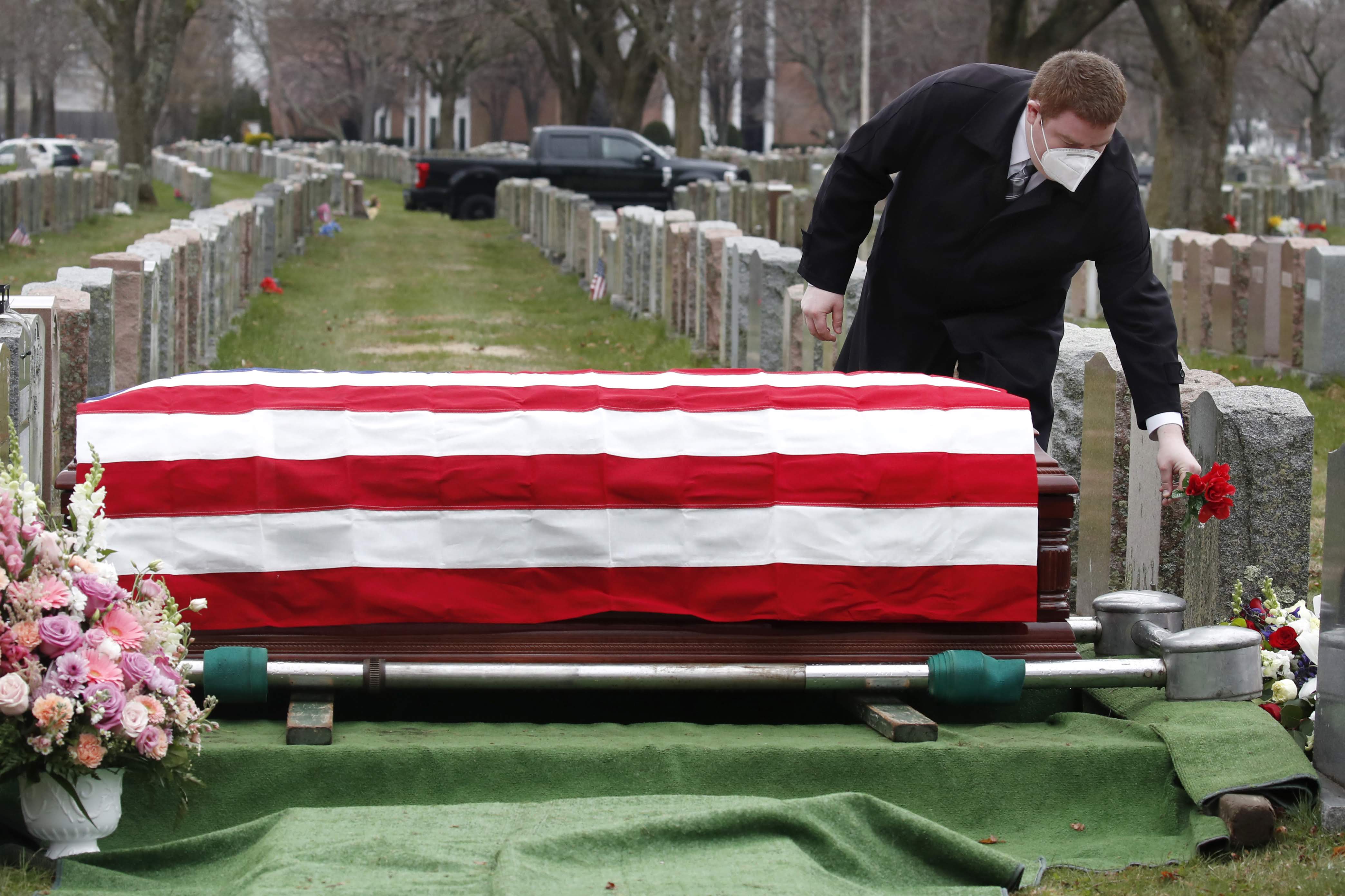Burial Cremation Of COVID 19 Victims Heart Wrenching Pictures News18