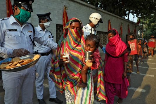 People being provided food during the coronavirus lockdown in Kolkata. (Reuters)
