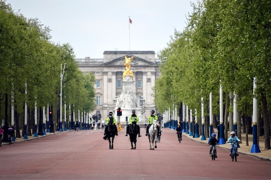 Mounted police officers are seen along a deserted Mall, during lockdown due to the Coronavirus outbreak in London (Photo Credit: AP)