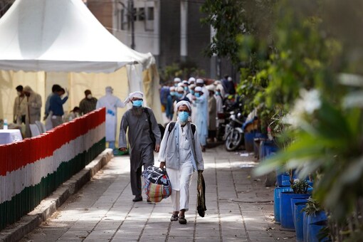 Representative Image. 
Pilgrims walk towards a bus bound for a quarantine facility amid concerns over the spread of the new coronavirus, at the Nizamuddin area of New Delhi on March 31, 2020. (AP Photo/Manish Swarup)
