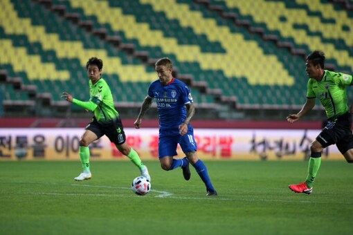 Jeonbuk Hyundai Motors and Suwon Samsung Bluewings (Photo Credit: K-League)