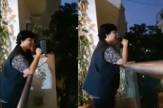 Falguni Pathak Just Threw an Impromptu Concert For Neighbours During Lockdown
