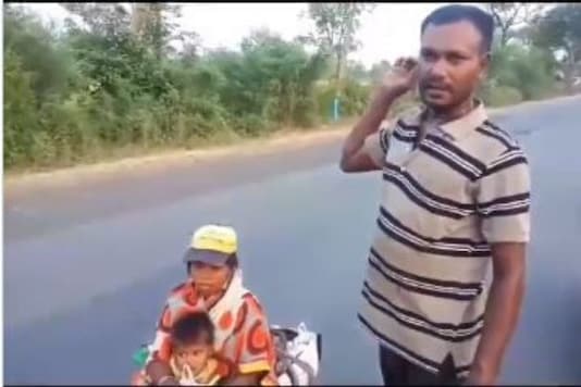 Ramu walked over 700 kilometres from Hyderabad while dragging his wife Dhanwanta and two-year-old daughter Anuragini to his village in madhya Pradesh. (Twitter)
