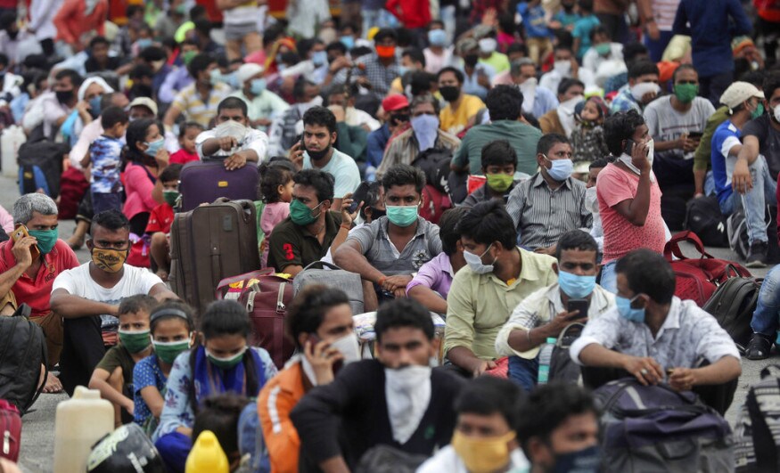 Hundreds of Migrants Crowd Railway Stations in Mumbai Yet Again - News18