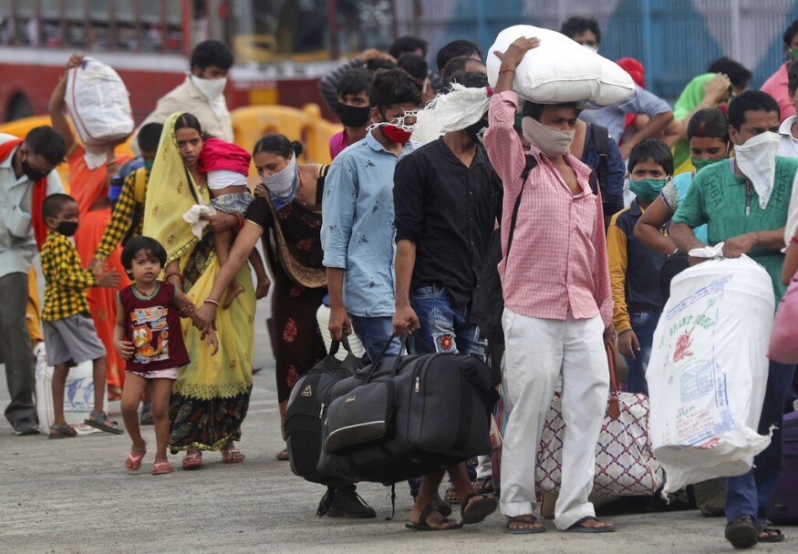 Hundreds of Migrants Crowd Railway Stations in Mumbai Yet Again - News18