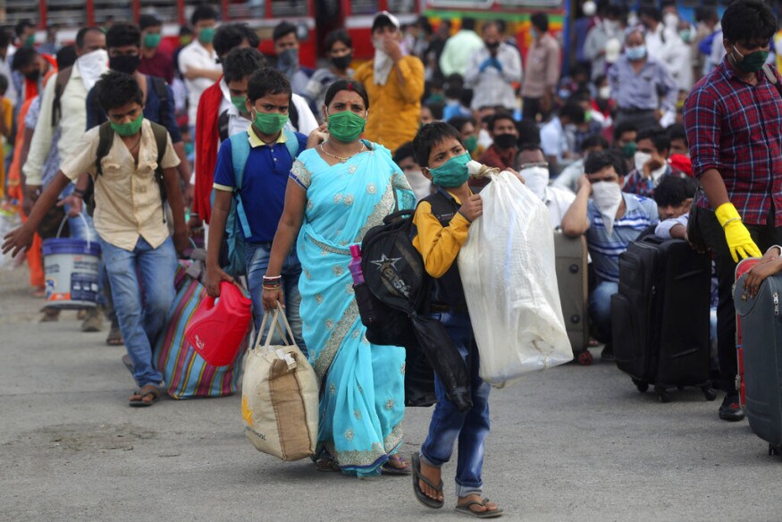 Hundreds of Migrants Crowd Railway Stations in Mumbai Yet Again - News18