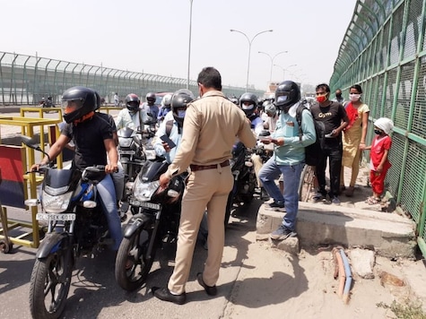 Heavy traffic jam seen at Kalindi Kunj after some restriction lifted on the first day of the fourth round of nationwide lockdown, in New Delhi. (Image: Rajesh Kumar/News18)