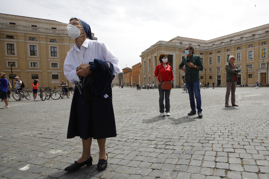 Vatican Mask Pope Francis' First Public Mass as Vatican Reopens After COVID-19 ...