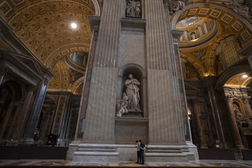 Vatican Mask Pope Francis' First Public Mass as Vatican Reopens After COVID-19 ...