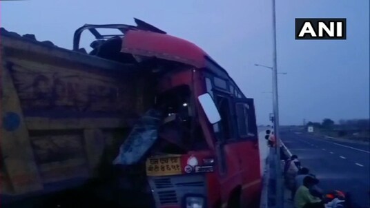 4 migrant workers were killed and 15 injured when a bus they were travelling in from Solapur to Jharkhand rammed into a truck in Maharashtra's Yavatmal.
(Photo: ANI/Twitter)